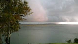tormenta sobre el lago